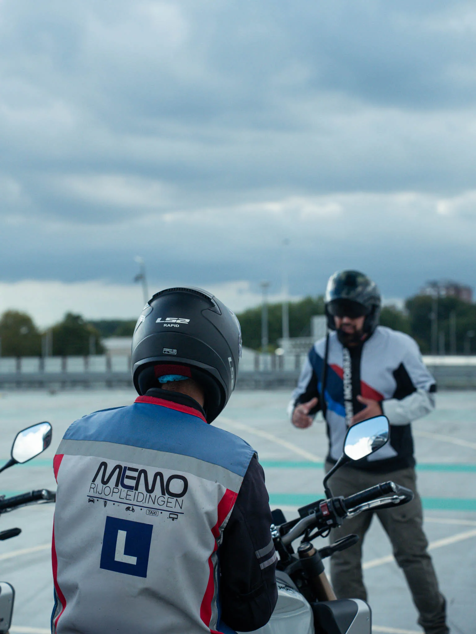 Instructeur tijdens rijles - persoonlijke begeleiding