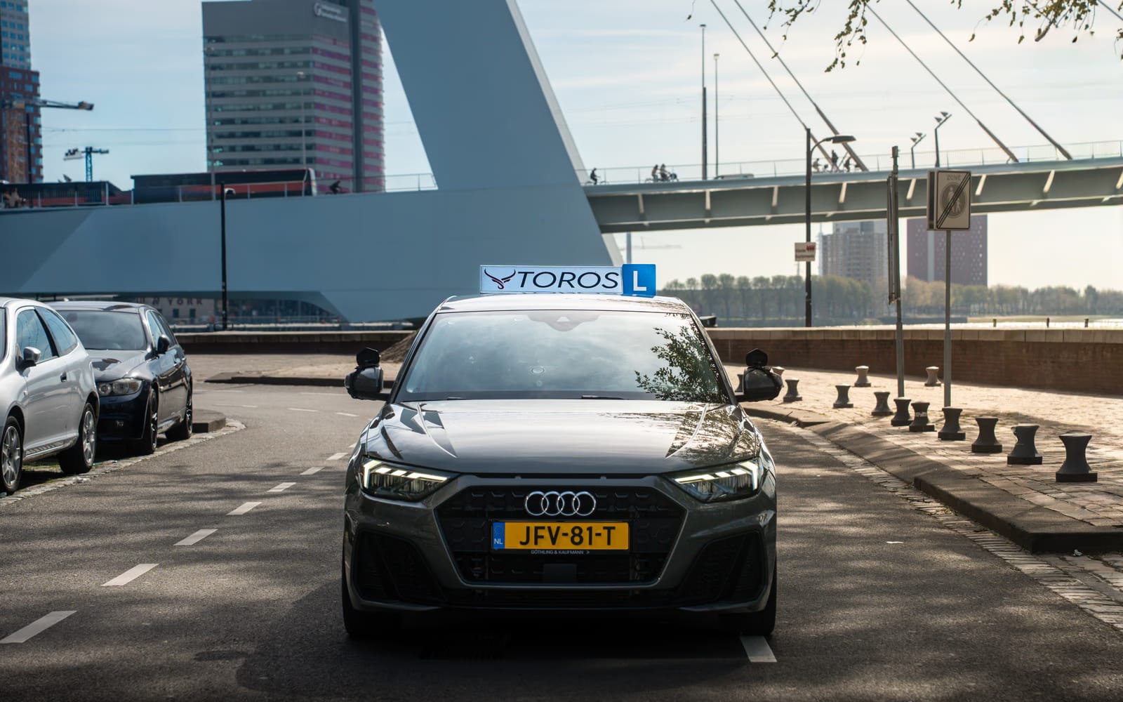 Lesauto van Rijschool Toros op de brug in Rotterdam