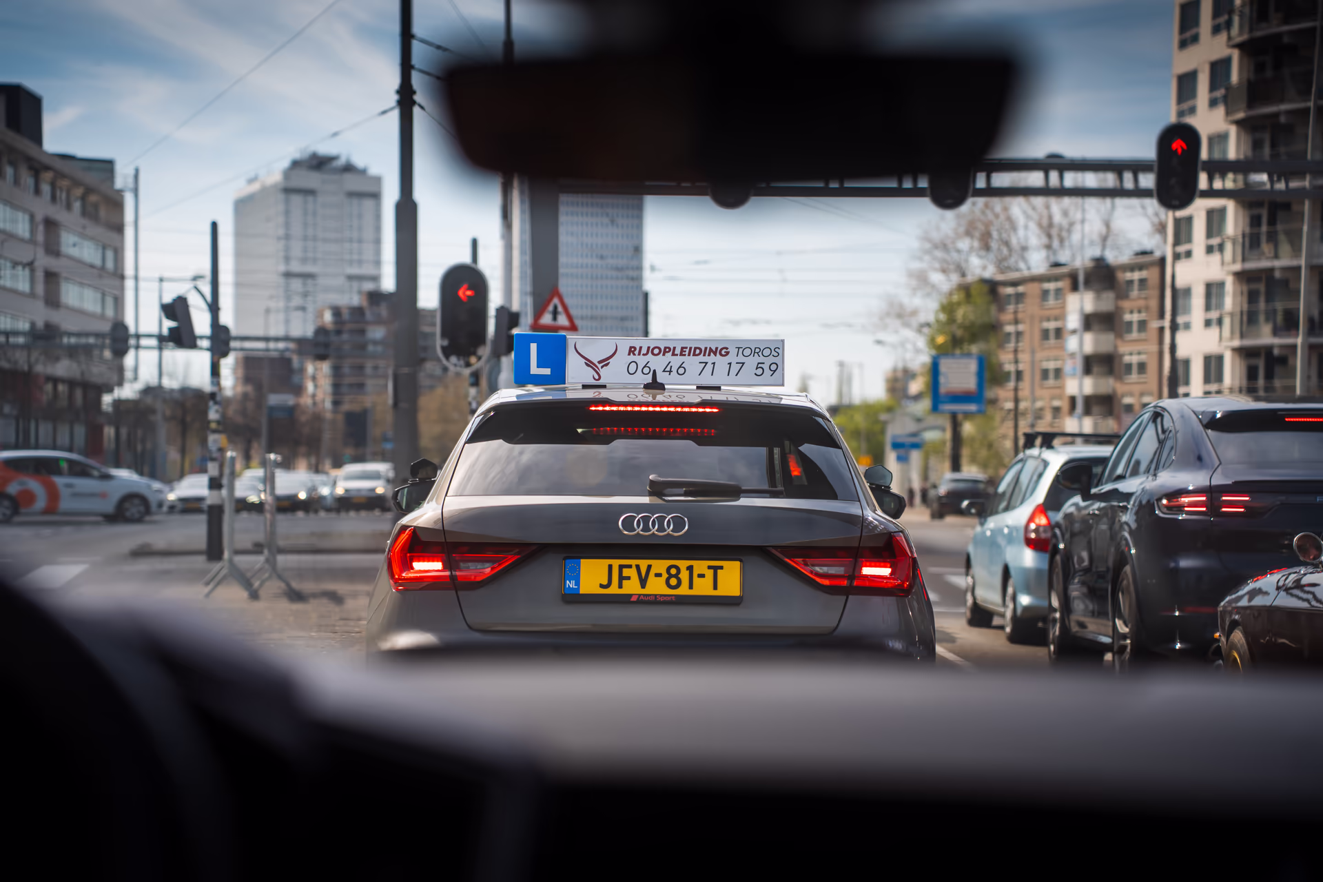 Lesauto van Rijschool Toros onderweg door Rotterdam