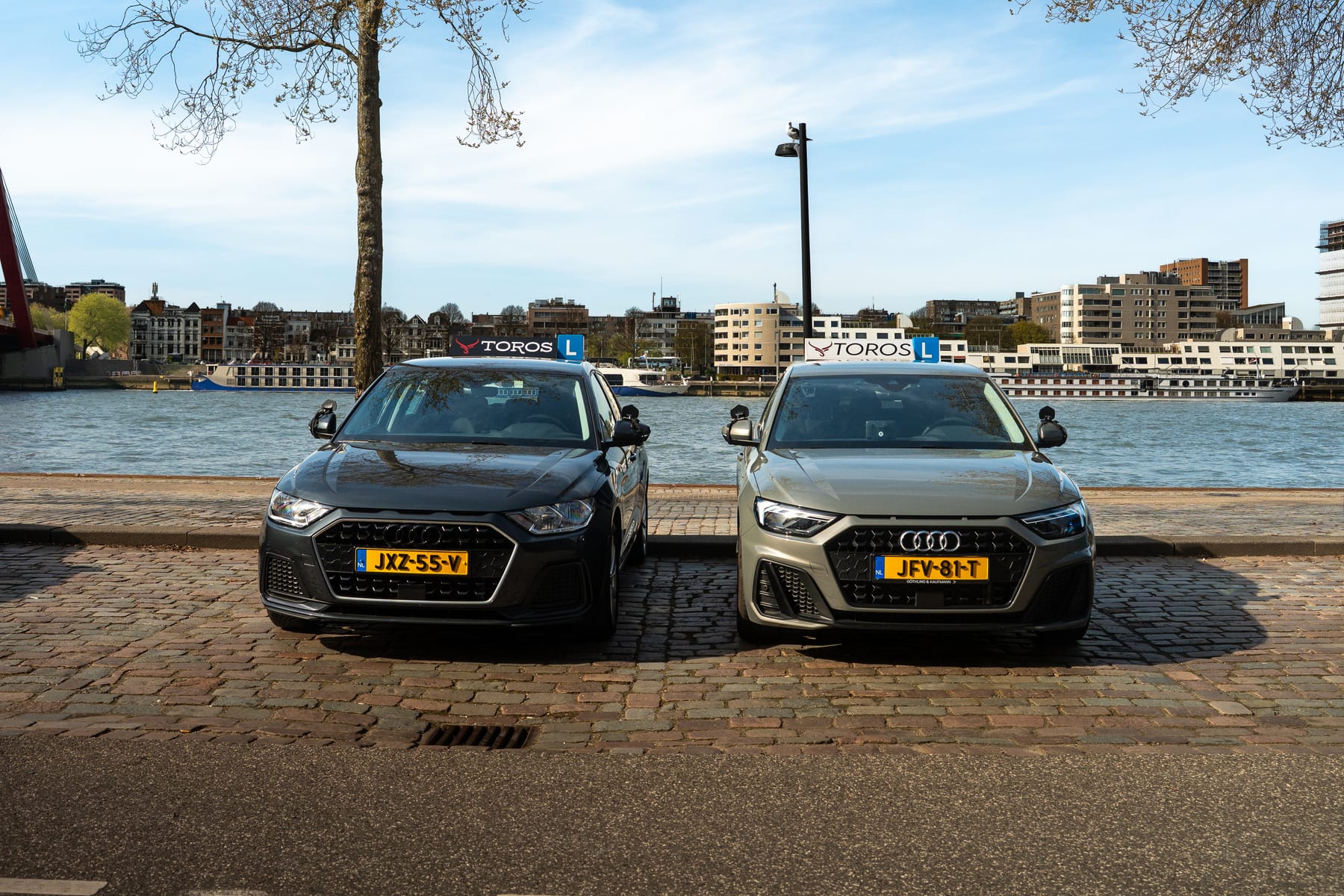 Twee Rijschool Toros lesauto's langs de Maas