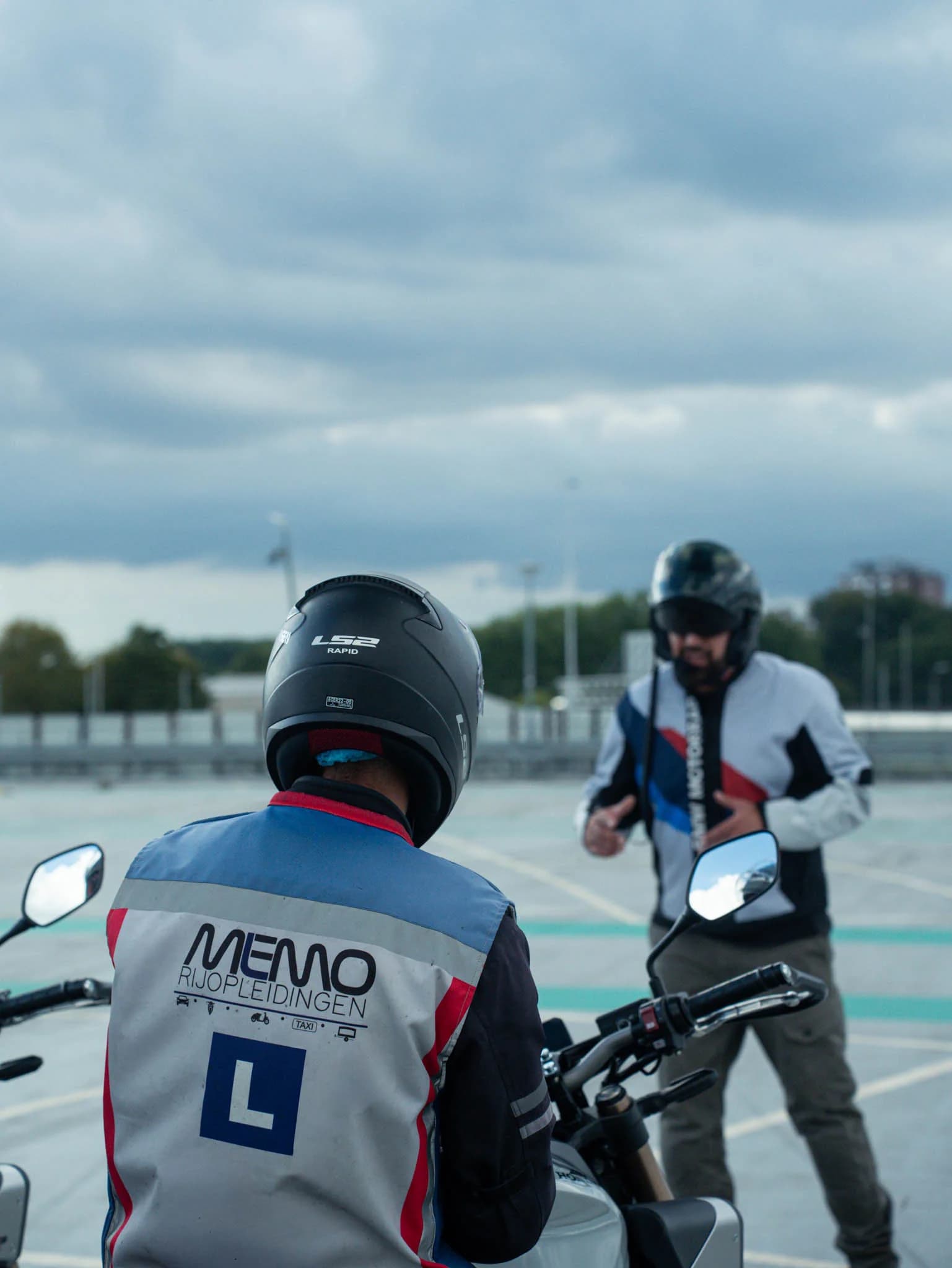 Instructeur tijdens rijles - persoonlijke begeleiding